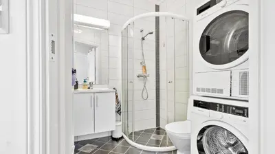 a bathroom with a washer and dryer in it at Bergen Sentrum: Koselig leilighet med 2 soverom! in Bergen