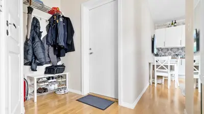 a hallway with a closet with coats and shoes at Bergen Sentrum: Koselig leilighet med 2 soverom! in Bergen