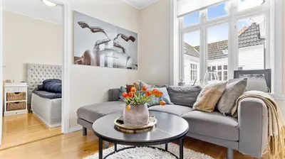a living room with a couch and a table at Bergen Sentrum: Koselig leilighet med 2 soverom! in Bergen