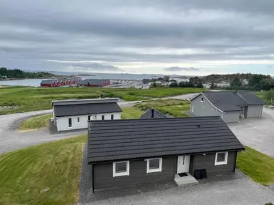 an overhead view of a house with a driveway at Moderne feriehus i Bud in Bud