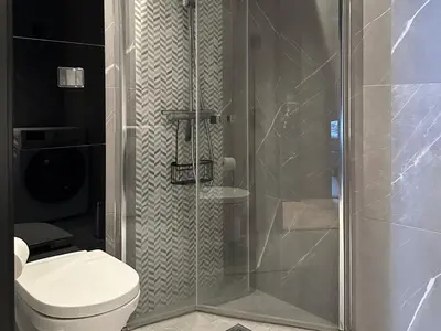 a bathroom with a toilet and a glass shower at Riddergaardens panorama in Beitostøl