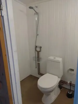 a bathroom with a toilet and a shower at Rondane Friluftssenter Rondetunet in Brenn