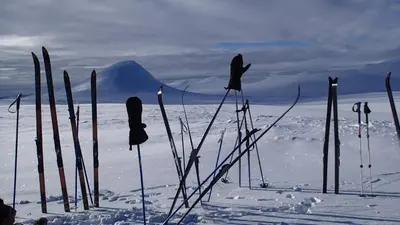 a group of poles in the snow with a mountain in the background at Rondane Friluftssenter Rondetunet in Brenn