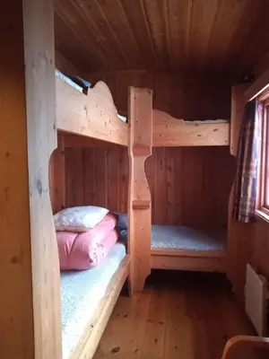 a couple of bunk beds in a cabin at Rondane Friluftssenter Rondetunet in Brenn