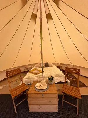 a tent with a table and two chairs and a table sidx sidx sidx sidx sidx at Rondane Friluftssenter Rondetunet in Brenn