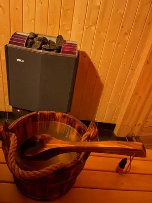 a wooden bath tub with a wooden stick and a box at Heimro in Torvetjørn