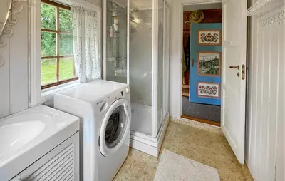 a white laundry room with a washing machine and a sink at 3 Bedroom Beautiful Home In Vik I Sogn in Stadheim