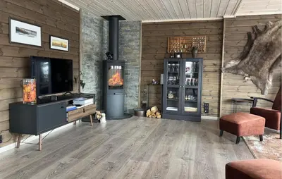 a living room with a fireplace and a television at 4 Bedroom Awesome Home In Vøringsfoss in Garden