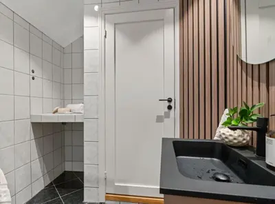 a bathroom with a black sink and a mirror at Stay l The Town House in Bergen