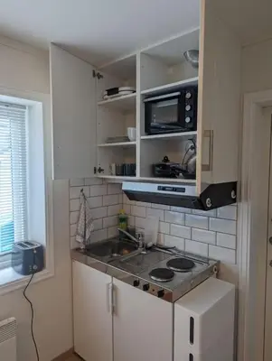 a kitchen with a stove and a microwave at Leilighet sentralt i Stryn in Stryn