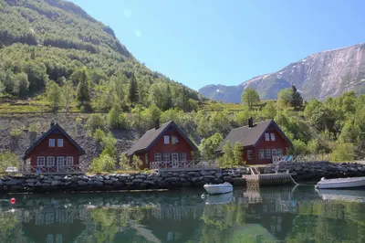 a group of houses on the shore of a lake at Fjordhytte-5 Hardanger-Region, zwischen Odda und Rosendal in Sundal