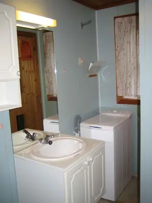 a white bathroom with a sink and a mirror at Fjordhytte-38 bei Rosendal am Hardangerfjord in Rosendal
