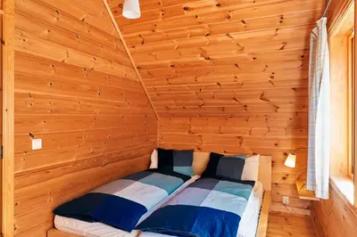 a small room with two beds in a cabin at Fjordhytte-6 direkt am Maurangerfjord, einem Seitenarm des Hardangerfjords in Sundal