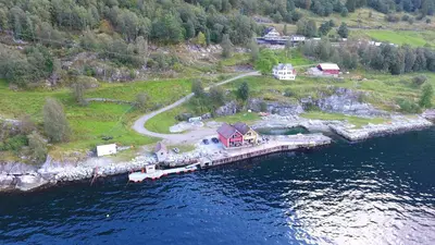an aerial view of a house on a dock in the water at Fjordhytte-17 in Norwegen direkt am Fjord, mit mietbaren 9,9 PS bis 60 PS Motorbooten in Bjordal