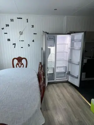 a room with an open refrigerator and an open freezer at Duży apartament w centrum in Ålesund