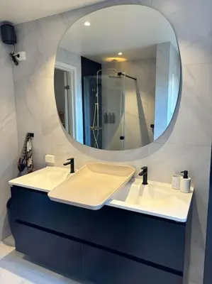 a bathroom with two sinks and a mirror at Utsikten in Lillehammer