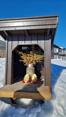 two rubber ducks in a bird house in the snow at Family-friendly apartment for rent at Golsfjellet in Golsfjellet