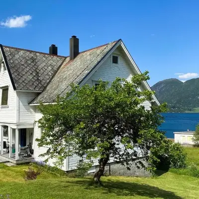 Cozy Home In Austefjorden With Wifi