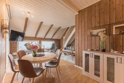 a kitchen and dining room with a table and chairs at Toppleilighet i sentrum av Lillehammer in Lillehammer