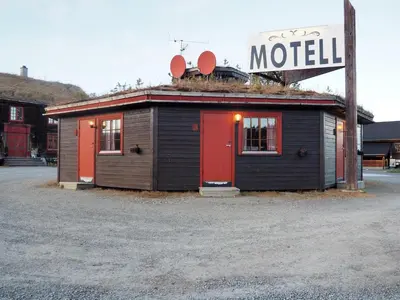 a small building with a motel sign on top of it at Berkåk Gjestegård in Berkåk