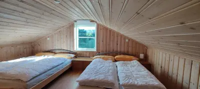 two beds sitting in a room with a window at Matthias Hytte in Fevåg