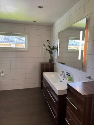 a bathroom with a sink and a mirror at Villa med fantastisk uteplass! 10 sengeplasser! in Ålesund