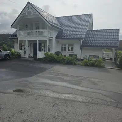 Gårdsidyll i flotte omgivelser