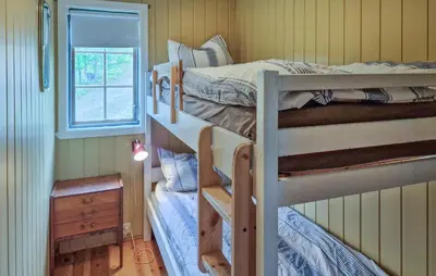 two bunk beds in a room with a window at Koselig Fjellhytte Med Utsikt in Bykle