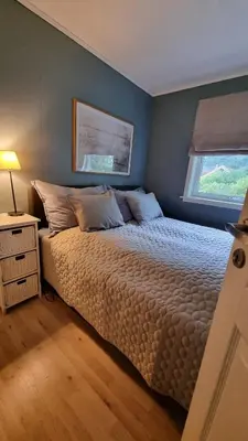 a bedroom with a bed and a window at Feriehus i Lærdal in Mjeldo