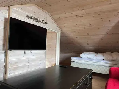 a room with a tv and a couch and a table at Rekkehus i Myrkdalen in Helgatun