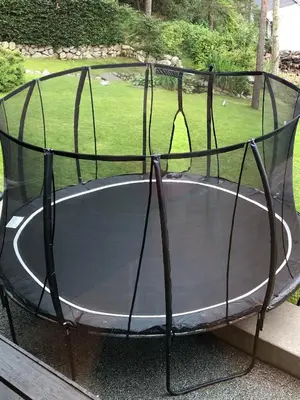 a metal trampoline in a yard at Nydelig villa ved sjøen med oppvarmet basseng in Bergen