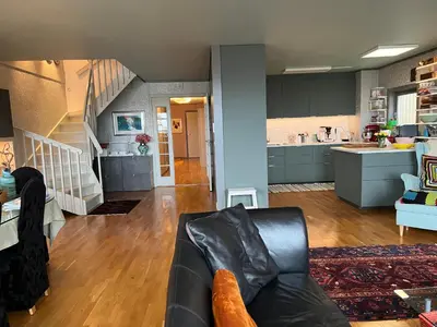 a living room with a couch and a kitchen at Fjordgata i Trondheim in Trondheim