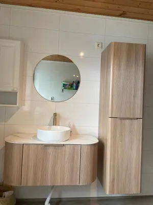 a bathroom with a sink and a mirror at Vågen Fjordbuer - Snekkerbua in Ravlo