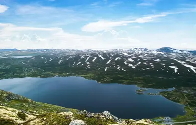 an aerial view of a lake on top of a mountain at Stunning Apartment In Tyinkrysset in Tyinkrysset