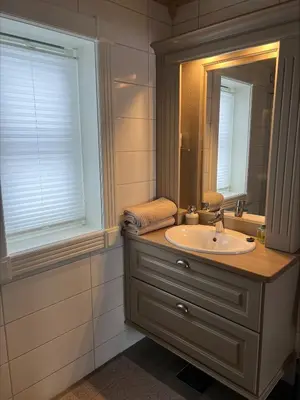 a bathroom with a sink and a mirror at Ullsheim Grendehytte in Beitostøl