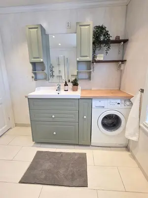 a bathroom with a sink and a washing machine at Familie og gruppevennlig hus 12 senger 240kvm in Oppdal