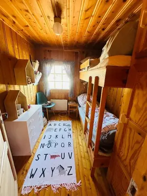a room with two bunk beds and a window at Nydelig naturperle på Nesbyen, nær Langedrag in Nesbyen