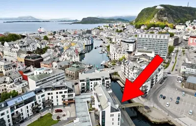 a view of a city with a red arrow at Sentral leilighet i Brosundet in Ålesund