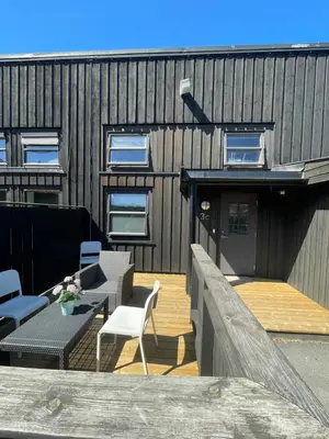 a deck with chairs and a table and chairs at Leilighet med særpreg in Lillehammer