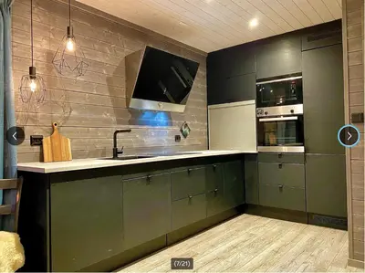 a kitchen with green cabinets and a sink at Fjellhytte med ski inn-ut in Torvetjørn