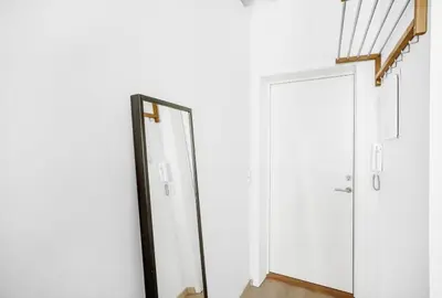 a bathroom with a mirror and a white door at Sentral 2-romsleilighet in Trondheim