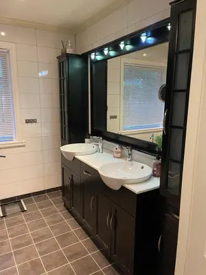 a bathroom with two sinks and a large mirror at Fjordhus in Austerheim