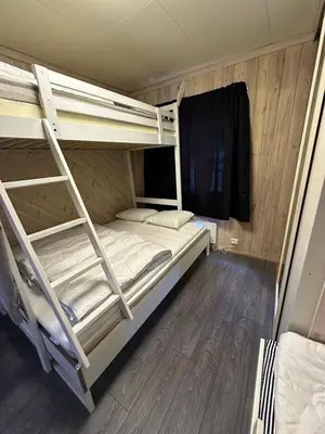 a room with two bunk beds with a ladder at Koselig Sentrumsleilighet i 2 etg in Nes i Ådal