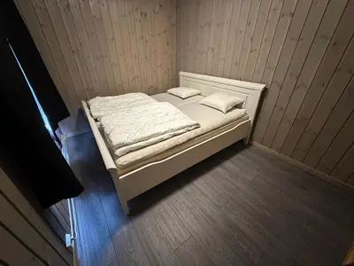 a small bed in a corner of a room at Koselig Sentrumsleilighet i 2 etg in Nes i Ådal