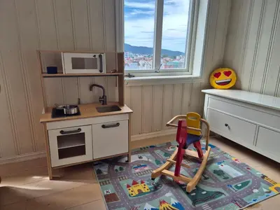 a kitchen with a toy stove and a microwave at Nydelig hus med privat hage og fantastisk utsikt over Fisketorget, Bryggen og Bergen sentrum in Bergen