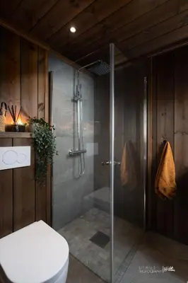 a bathroom with a shower and a toilet at Ny og moderne hytte med sauna, jacuzzi og eget spillrom med biljard og dart Gratis elbillading og strøm inkludert i prisen in Flå