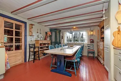 a kitchen with a large table and some chairs at Frøy&Frøya Hyttetun in Skammestein