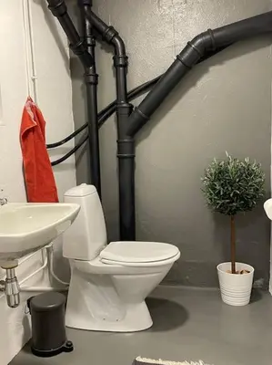 a bathroom with a toilet and a sink at Et helt hus i fredelige omgivelser med utsikt! ca 10 min fra Trondheim sentrum in Trondheim