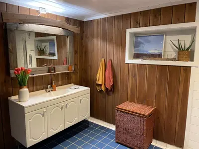 a bathroom with a sink and a mirror at Hyggelig og velutstyrt leilighet i Lom sentrum in Lom
