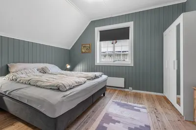 a bedroom with green walls and a bed at Sentral leilighet i klassisk hus! in Lillehammer